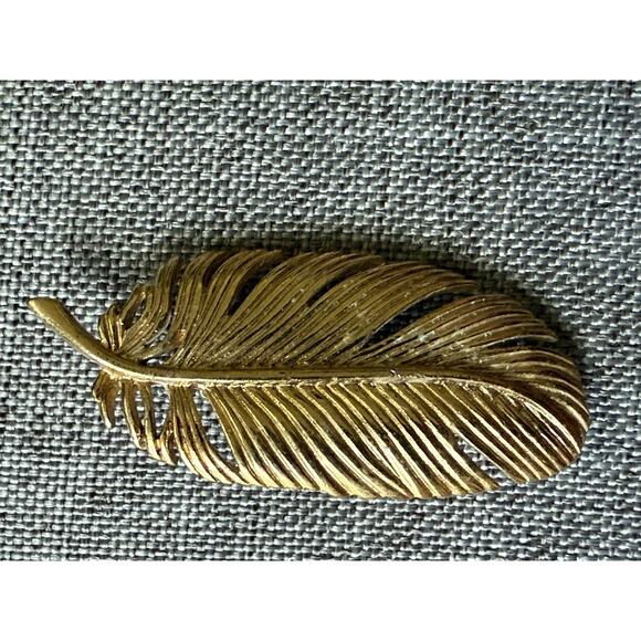 Vintage Leaf Goldtone Brooch Statement Retro Autumn Fall MCM Whimsycore - Picture 1 of 3